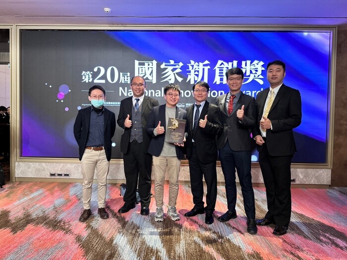 團隊成員由左至右，基隆長庚中醫部蕭易先醫師、中草藥研究中心張祐嘉助理研究員、台北醫學大學賴奎宏副教授 (前中草藥研究中心博士後研究員)、黃聰龍院長、林口長庚醫院中醫部高定一醫師、健康科技產業研究所博士後研究員陳俞利博士。