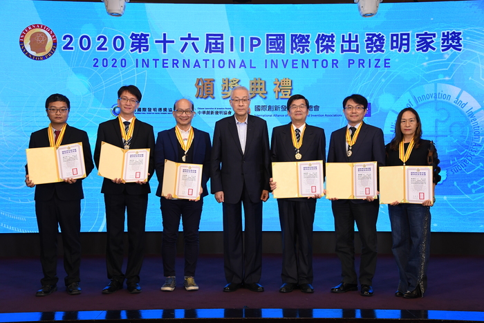 2020十六屆IIP國際傑出發明家獎頒獎典禮-國際傑出發明家終身成就獎六位得主，右二為黃聰龍院長。(另開新視窗/jpg檔)