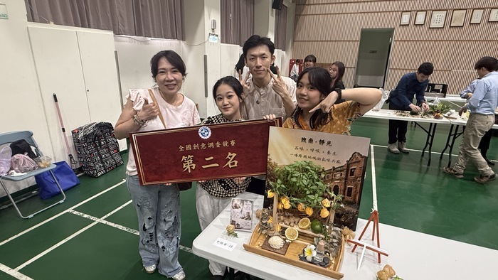 化妝品應用系林筠熙同學、鐘佳音同學和保健營養系黃景瀚同學組隊 參加2026 全國創意調香競賽榮獲團體組第二名