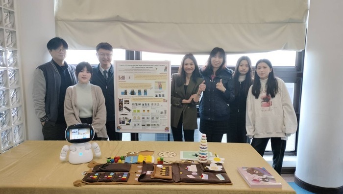 幼兒保育系常雅珍主任與長庚大學工設系蔡采璇教授、資工系趙一平副教授，以及幼兒保育系學生張詠捷、涂議文、曾沁媚，研發AI融入幼兒精細動作創新評估系統，榮獲阿基米德國際發明競賽金牌及大會特別獎。