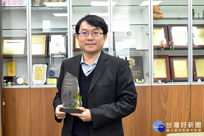 黃聰龍特聘教授榮獲「李國雄教授天然藥物研究獎」